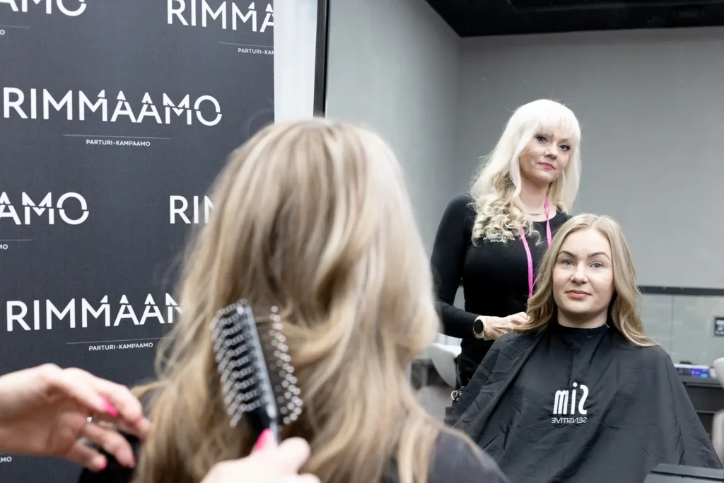 Rimmaamo Varkaus kampaaja kampaa asiakkaan hiuksia